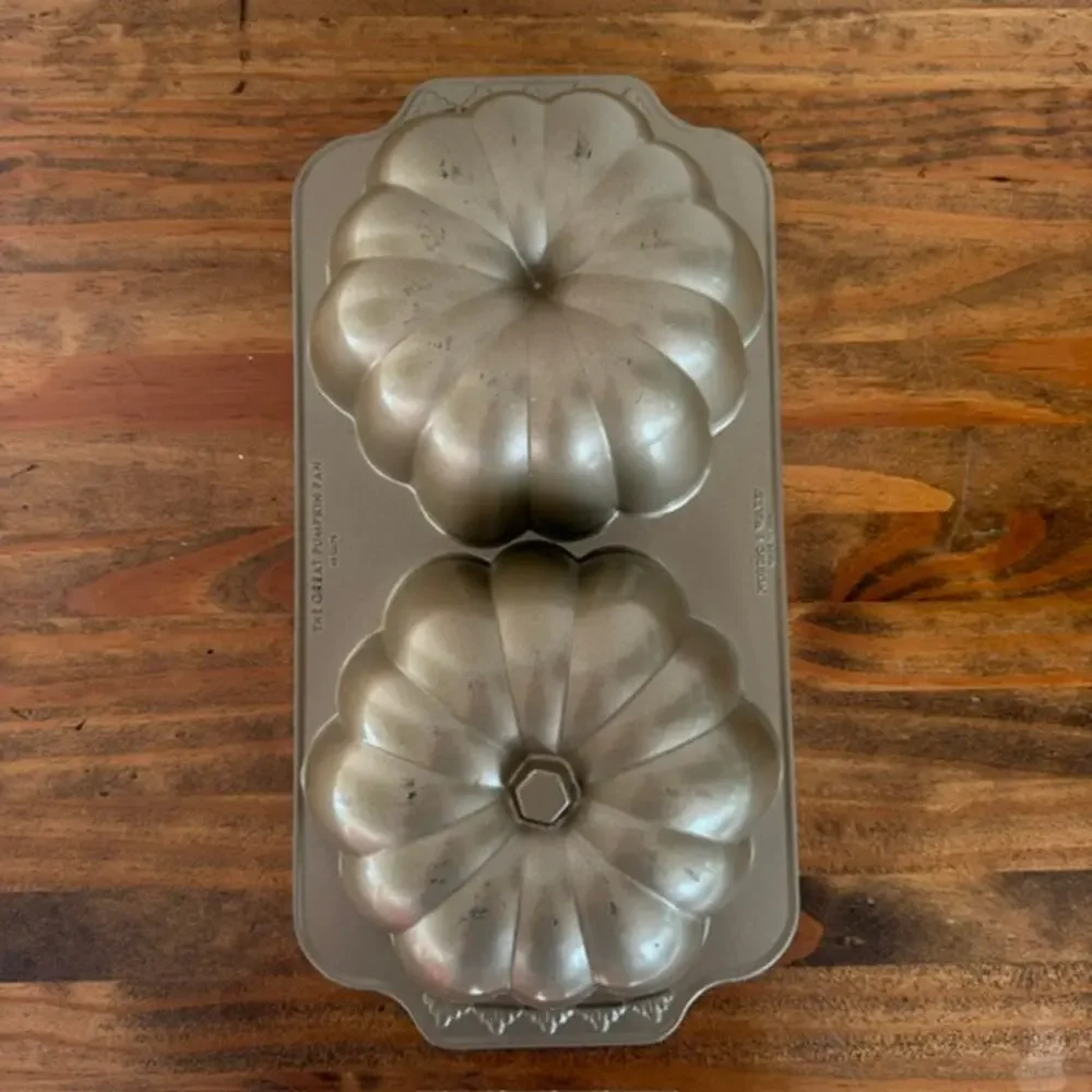 Nordic Ware the Great Pumpkin Cake Mold Pan Autumn/Fall Harvest, 10-Cup Capacity